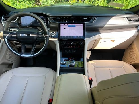 Used 2024 Jeep Grand Cherokee Limited w/ Black Appearance Package AWD/4WD image 13