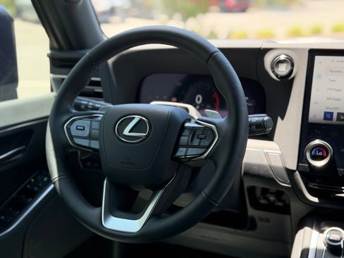 Used 2024 Lexus GX 550 w/ Cold Area Package AWD/4WD image 18