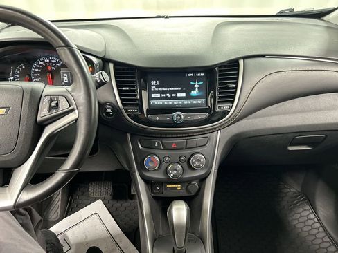 Used 2017 Chevrolet Trax LT w/ LT Convenience Package AWD/4WD image 18