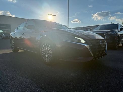 Used 2024 Nissan Altima 2.5 SV w/ SV Premium Package FWD image 13