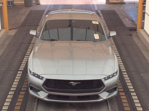 Used 2025 Ford Mustang Coupe RWD image 3