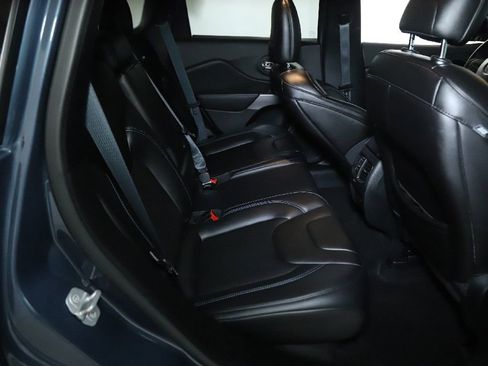 Used 2019 Jeep Cherokee Latitude Plus w/ Cold Weather Group AWD/4WD image 32
