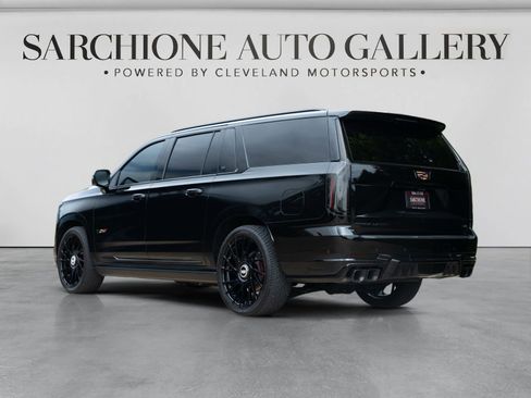 Used 2025 Cadillac Escalade ESV V AWD/4WD image 3
