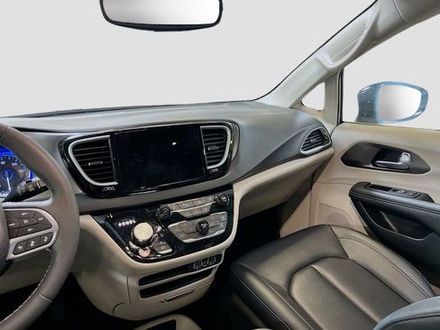 Used 2024 Chrysler Pacifica Touring-L FWD image 22
