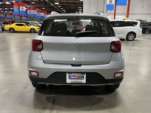 Used 2025 Hyundai Venue SEL FWD image 4
