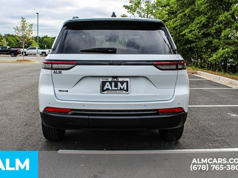 Used 2025 Jeep Grand Cherokee Altitude AWD/4WD image 10