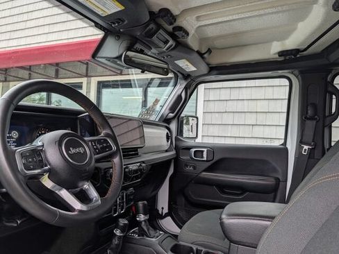 Used 2025 Jeep Wrangler Unlimited Sahara AWD/4WD image 8