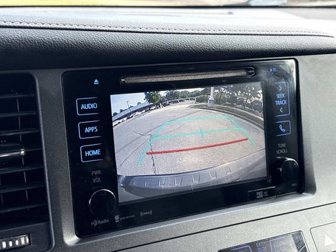 Used 2017 Toyota Sienna SE Premium FWD image 23