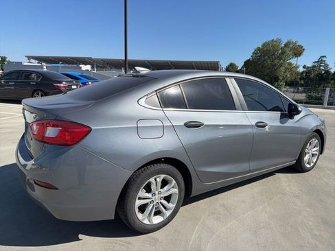 Used 2019 Chevrolet Cruze LT w/ Convenience Package FWD image 2