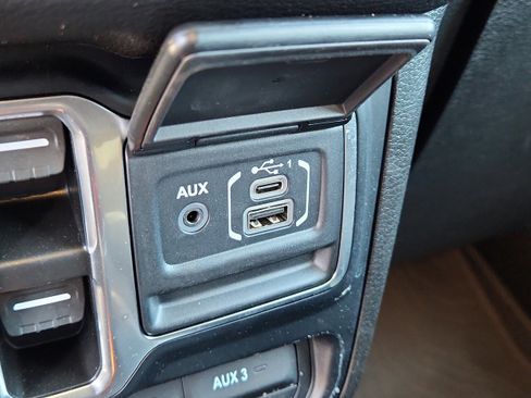 Used 2024 Jeep Wrangler Unlimited AWD/4WD image 23