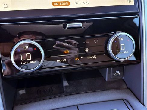 New 2025 Land Rover Discovery Dynamic SE image 23