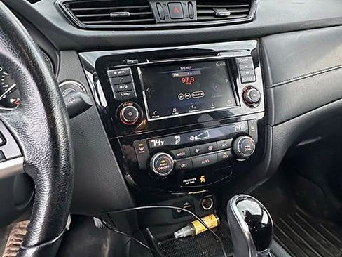 Used 2020 Nissan Rogue SV AWD/4WD image 2