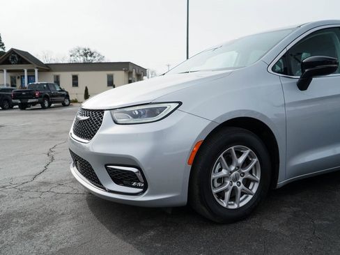 Used 2024 Chrysler Pacifica Touring-L image 28