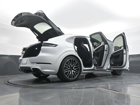 Used 2025 Porsche Cayenne Turbo image 27