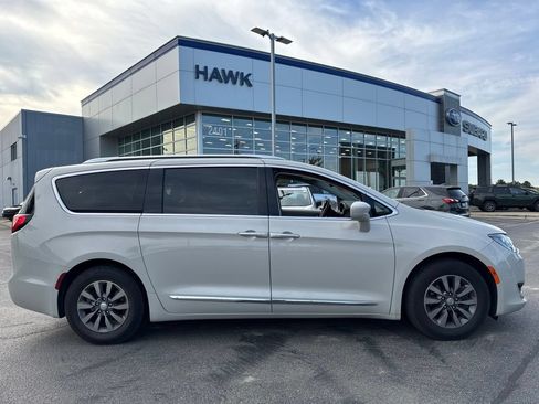 Used 2019 Chrysler Pacifica Touring-L Plus FWD image 3