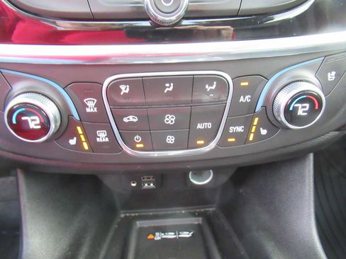 Used 2021 Chevrolet Traverse Premier image 33