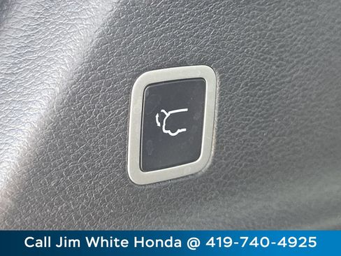 Used 2024 Chrysler Pacifica Limited FWD image 19