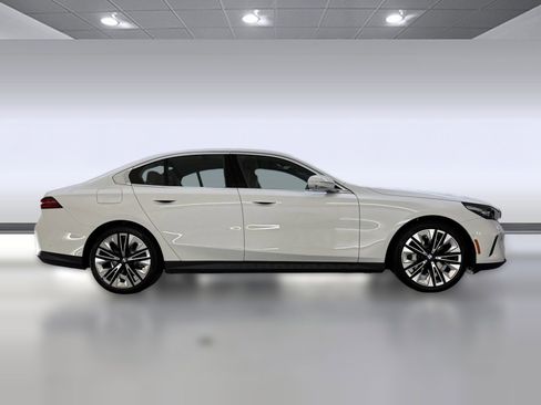 Used 2026 BMW 530i w/ Premium Package RWD image 7