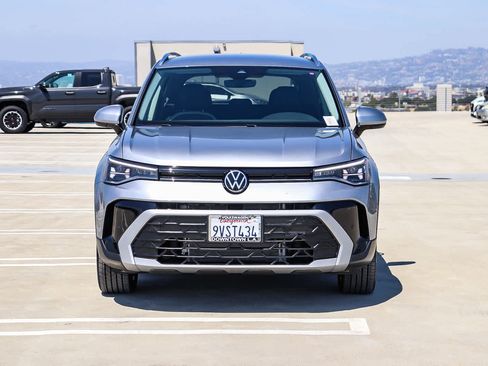New 2025 Volkswagen Taos SE FWD image 2