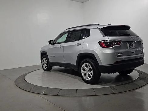 Used 2024 Jeep Compass Latitude AWD/4WD image 2