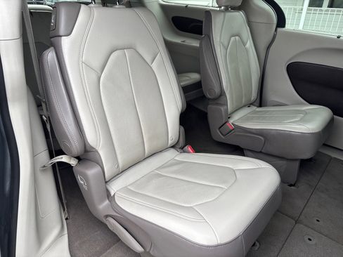 Used 2019 Chrysler Pacifica Touring-L FWD image 20
