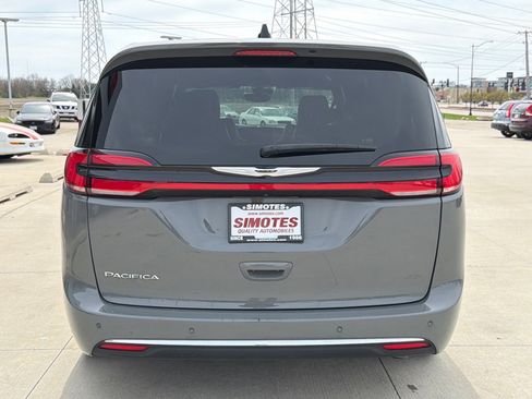 Used 2025 Chrysler Pacifica Select image 7