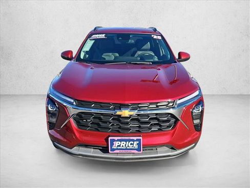 Used 2025 Chevrolet Trax LT FWD image 2