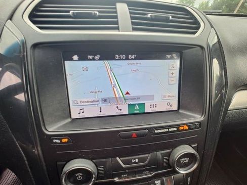 Used 2019 Ford Explorer XLT w/ Equipment Group 202A AWD/4WD image 17