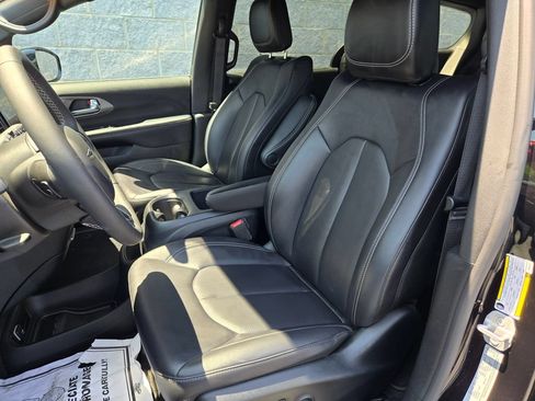 Used 2025 Chrysler Pacifica Select FWD image 14
