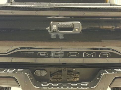 Used 2018 Toyota Tacoma TRD Sport AWD/4WD image 11