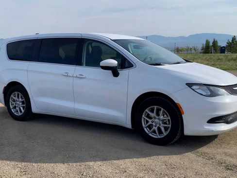 Used 2023 Chrysler Voyager LX FWD image 2