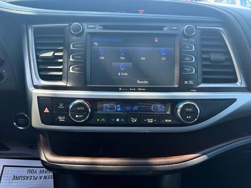 Used 2019 Toyota Highlander XLE FWD image 18