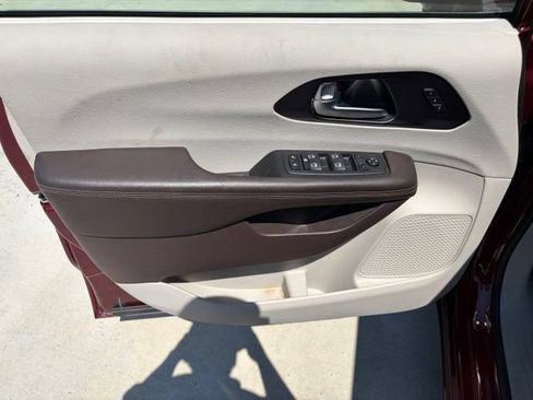 Used 2020 Chrysler Pacifica Touring-L Plus w/ Advanced Safetytec Group FWD image 38