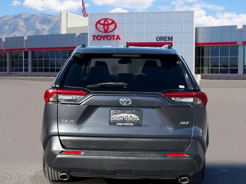 Used 2020 Toyota RAV4 XLE Premium FWD image 4
