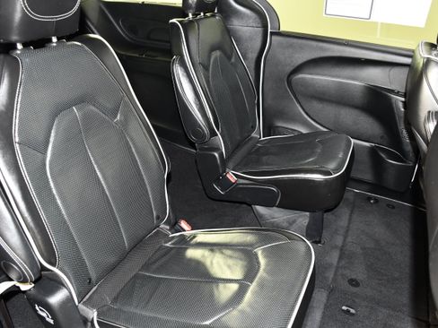 Used 2025 Chrysler Pacifica Limited FWD image 44
