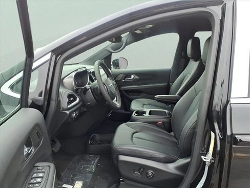 New 2026 Chrysler Pacifica Select image 9