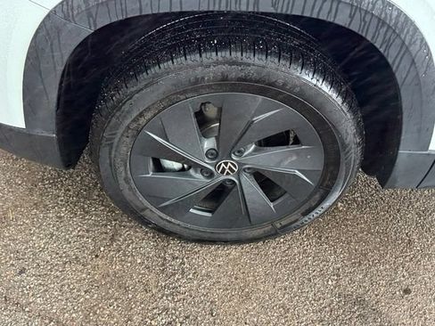 Used 2025 Volkswagen Taos S FWD image 4