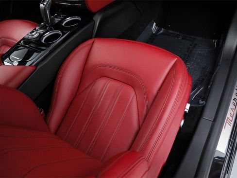 Used 2022 Maserati Quattroporte Modena image 12