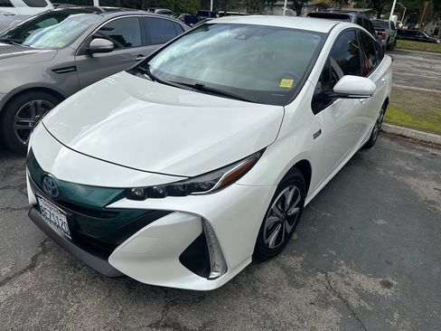 Certified 2018 Toyota Prius Prime Premium image 2