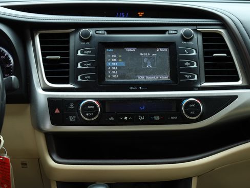 Used 2015 Toyota Highlander LE image 8