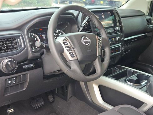 Used 2024 Nissan Titan SV w/ SV Convenience Package RWD image 10
