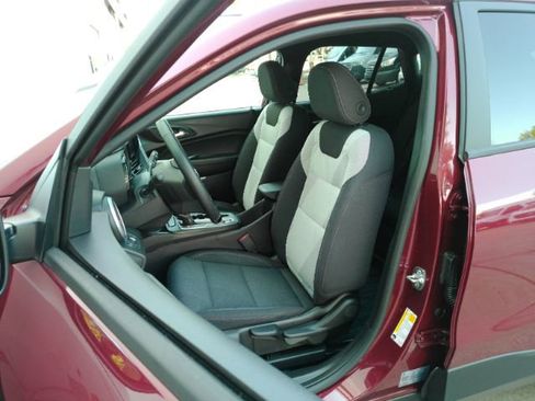 Used 2025 Chevrolet Trax RS w/ Driver Confidence Package FWD image 13