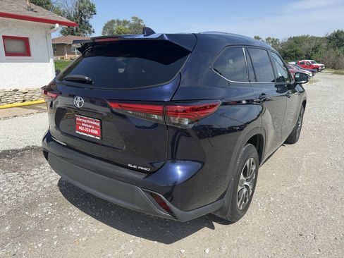 Used 2021 Toyota Highlander XLE AWD/4WD image 3
