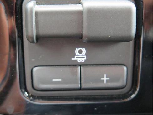 Used 2025 Chevrolet Silverado 2500 LT w/ Convenience Package AWD/4WD image 15