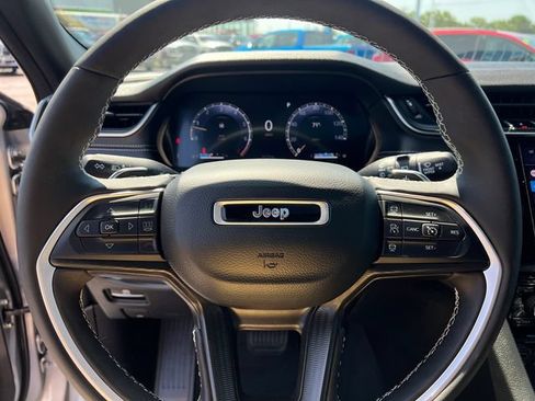 Certified 2025 Jeep Grand Cherokee Laredo X w/ Luxury Tech Group I AWD/4WD image 15