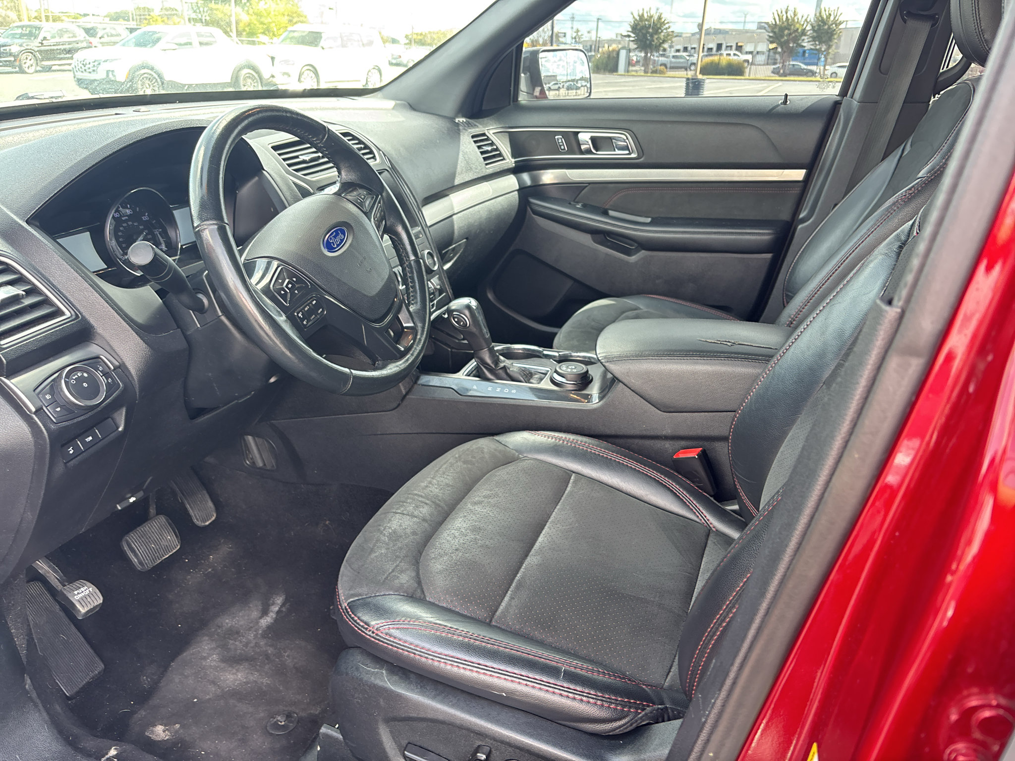 Used 2019 Ford Explorer XLT w/ Equipment Group 202A AWD/4WD image 5