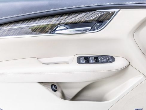 Used 2019 Cadillac XT5 FWD image 23