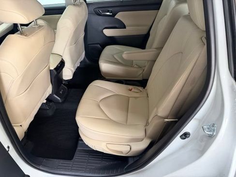 Used 2025 Toyota Highlander XLE AWD/4WD image 31