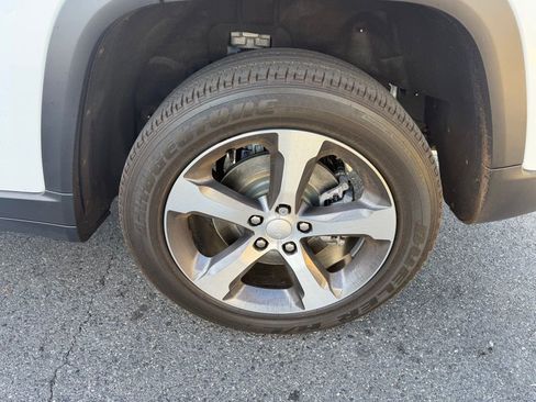 Used 2023 Jeep Grand Cherokee 4WD 4xe image 13