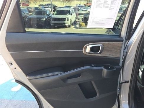 Used 2022 Kia Sorento S image 21